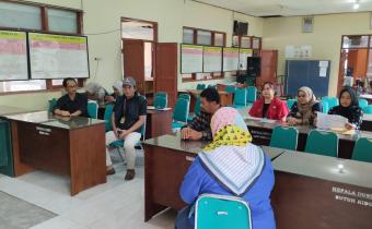 Ketua Bawaslu Kabupaten Semarang, Agus Riyanto (topi) mengawasi jalannya pencocokkan dan penelitian terbatas (coktas) yang dilaksanakan KPU Kabupaten Semarang di Desa Butuh, Kecamatan Tengaran, Jumat 21 November 2025