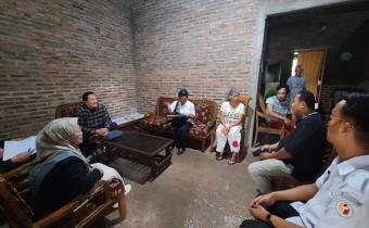 Koordinator Divisi Hukum dan Penyelesaian Sengketa, Ummi Nu'amah saat melaksanakan pengawasan pencocokkan dan penelitian terbatas (coktas) di Desa Kesongo, Kecamatan Tuntang, Rabu 19 November 2025