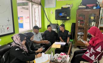 Anggota Bawaslu Kabupaten Semarang, Muharom Al Rosyid (dua dari kanan) Dalam kegiatan Pengawasan Coktas di Kecamatan Ungaran Barat, Kamis 20 November 2025