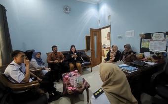 Anggota Bawaslu Kabupaten Semarang, Ummi Nu'ammah S.Pd. Mendampingi KPU Kabupaten Semarang dalam Pengawasan Pencocokan dan Penelitian Terbatas Tahap III di Desa Duren Bandungan, 3 Desember 2025