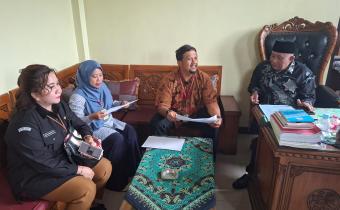 Anggota Bawaslu Kabupaten Semarang, Ummi Nu'amah, S.Pd. Bersama Ketua KPU Kab. Semarang, Bambang Setyono SH didampingi Kades Candi Bandungan, Sudarwanto Melakukan Verifikasi Data Pemilih , 3 Desember 2025
