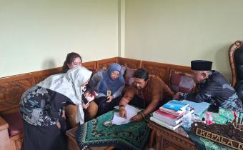 Anggota Bawaslu Kabupaten Semarang, Ummi Nu'amah, S.Pd. Bersama Ketua KPU Kab. Semarang, Bambang Setyono SH didampingi Kades Candi Bandungan, Sudarwanto Melakukan Verifikasi Data Pemilih , 3 Desember 2025