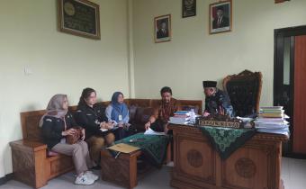 Anggota Bawaslu Kabupaten Semarang, Ummi Nu'amah, S.Pd. Bersama Ketua KPU Kab. Semarang, Bambang Setyono SH didampingi Kades Candi Bandungan, Sudarwanto Melakukan Verifikasi Data Pemilih , 3 Desember 2025