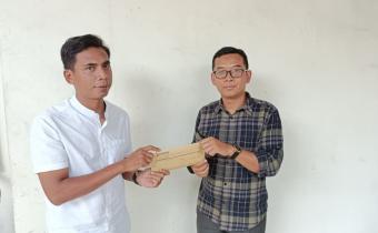 Anggota Bawaslu Kabupaten Semarang, Muharom Al Rosyi (kiri) menyampaikan Saran Perbaikan kepada KPU Kabupaten Semarang Agus Setiyoko (kanan).