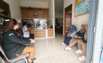 Anggota Bawaslu Kabupaten Semarang, Ummi Nu'amah, S.Pd. Bersama Ketua KPU Kab. Semarang, Bambang Setyono SH  dan jajaran didampingi Kepala Desa Sumowoni Melakukan Verifikasi Data Pemilih , 3 Desember 2025