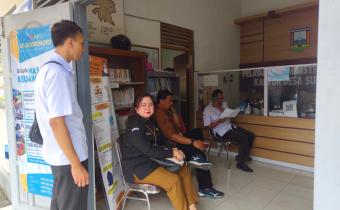 Anggota Bawaslu Kabupaten Semarang, Ummi Nu'amah, S.Pd. Bersama Staf Humas, Farhan Aditya Perdana dan Ketua KPU Kab. Semarang, Bambang Setyono SH didampingi Kepala Desa Sumowono Melakukan Verifikasi Data Pemilih , 3 Desember 2025