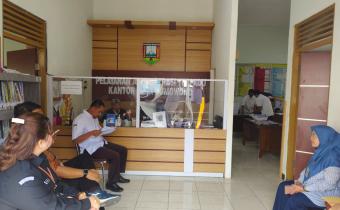 Anggota Bawaslu Kabupaten Semarang, Ummi Nu'amah, S.Pd. Bersama Ketua KPU Kab. Semarang, Bambang Setyono SH didampingi Kades Sumowono Melakukan Verifikasi Data Pemilih , 3 Desember 2025