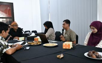 Anggota Bawaslu Kabupaten Semarang Divisi Pencegahan, Parmas dan Humas, Muharom Al Rosyid (kedua kanan) menyampaikan tanggapan dan masukan pada sinkronisasi DPB yang digelar pada Jumat, 5 Desember 2025.