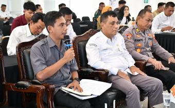 Anggota Bawaslu Kabupaten Semarang, Muharom Al Rosyid (kiri) menyampaikan tanggapan dan masukan pada Rapat Pleno Rekapitulasi Daftar Pemilih Berkelanjutan Triwulan IV Tahun 2025 (8/12/2025)