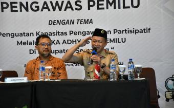 Wakil Ketua Pramuka Kwarcab Semarang, Gogo Widyatmoko (kanan) dalam kegiatan Penguatan Kapasitas Kelembagaan Pengawas Pemilu di Kabupaten Semarang, Selasa 16 Desember 2025