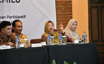 Koordinator Divisi Hukum dan Penyelesaian Sengketa Bawaslu Kabupaten Semarang, Ummi Nu'amah (dua dari kanan) dalam kegiatan penguatan kelembagaan pengawas pemilu di Melva Balemong, Ungaran, Selasa 16 Desember 2025