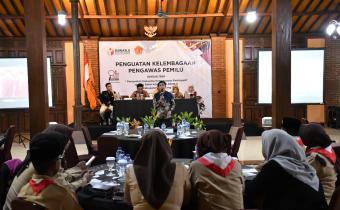 Koordinator Divisi Pencegahan, Parmas dan Humas Bawaslu Kabupaten Semarang, Muharom Al Rosyid (berdiri) dalam kegiatan Penguatan Kelembagaan Pengawas Pemilu di Melva Balemong, Ungaran, Selasa 16 Desember 2025