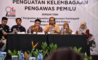 Ketua Bawaslu Kabupaten Semarang, Agus Riyanto (tengah) dalam kegiatan Penguatan Kelembagaan Pengawas Pemilu di Melva Balemong, Selasa 16 Desember 2025