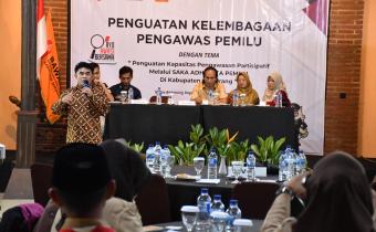 Koordinator Divisi Penanganan Pelanggaran dan Datin Bawaslu Kabupaten Semarang, Nurkus Budiyantomo (berdiri) dalam kegiatan Penguatan Kelembagaan Pengawas Pemilu di Kabupaten Semarang, Selasa 16 Desember 2025