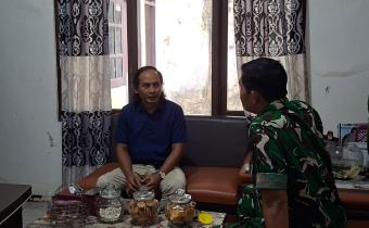 Ketua Bawaslu Kabupaten Semarang, Agus Riyanto (kiri) menerima kunjungan Perwira Penghubung baru terlantik, Mayor Inf Agung Budiyono (kanan) pada Jum'at, 2 Januari 2025.