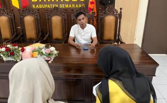 Muharom Al Rosyid (tengah) menerima permohonan penelitian bertema “Strategi Pencegahan Praktik Money Politics melalui Desa Anti Politik Uang (DAPU)” pada Rabu, 14 Januari 2025 di Kantor Bawaslu Kabupaten Semarang.