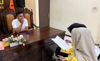 Anggota Bawaslu Kabupaten Semarang, Muharom Al Rosyid (kiri pertama) menerima permohonan penelitian yang dilakukan oleh Indriati Ayu Astutik pada Rabu, 14 Januari 2025.