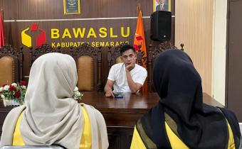 Anggota Bawaslu Kabupaten Semarang, Muharom Al Rosyid (tengah) dalam Wawancara Penelitian dari Universitas Negeri Semarang (UNNES), Rabu, 14 Januari 2026