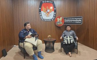 Anggota Bawaslu Kabupaten Semarang Divisi Penanganan Pelanggaran dan Data Informasi, Nurkus Budiyantomo (kanan) dalam kegiatan Democreasyik, Selasa 20 Januari 2026