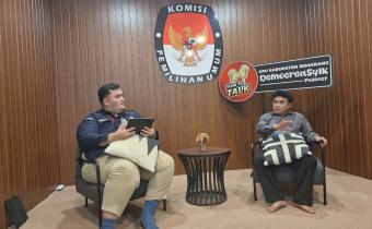 Anggota Bawaslu Kabupaten Semarang Divisi Penanganan Pelanggaran dan Data Informasi, Nurkus Budiyantomo (kanan) dalam kegiatan Democreasyik, Selasa 20 Januari 2026