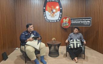 Anggota Bawaslu Kabupaten Semarang Divisi Penanganan Pelanggaran dan Data Informasi, Nurkus Budiyantomo (kanan) dalam kegiatan Democreasyik, Selasa 20 Januari 2026