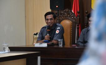 Anggota Bawaslu Kabupaten Semaran Divisi Pencegahan, Parmas dan Humas, Muharom Al Rosyid dalam kegiatan Rapat Seninan, 19 Januari 2026