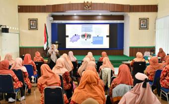Anggota Bawaslu Kabupaten Semarang Divisi Hukum dan Penyelesaian Sengketa, Ummi Nu'amah (berdiri) dalam kegiatan sosialisasi di Dharma Wanita Kementerian Agama Kabupaten Semarang, Jumat 23 Januari 2026