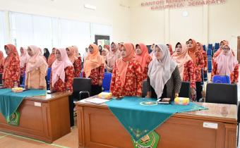 Anggota Bawaslu Kabupaten Semarang Divisi Hukum dan Penyelesaian Sengketa, Ummi Nu'amah (kanan) dalam kegiatan sosialisasi di Dharma Wanita Kementerian Agama Kabupaten Semarang, Jumat 23 Januari 2026