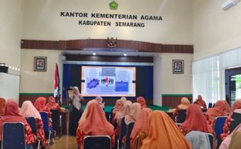 Ummi Nu'amah Kordiv Hukum dan Penyelesaian Sengketa Bawaslu Kab. Smg Menyampaikan Materi dalam acara Rapat Kerja DWP Kemenag Kabupaten Semarang