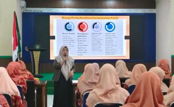 Ummi Nu'amah Kordiv Hukum dan Penyelesaian Sengketa Bawaslu Kab. Smg Menyampaikan Materi dalam acara Rapat Kerja DWP Kemenag Kabupaten Semarang, Jumat (23/01/2026)