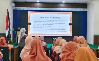 Ummi Nu'amah Kordiv Hukum dan Penyelesaian Sengketa Bawaslu Kab. Smg Menyampaikan Materi dalam acara Rapat Kerja DWP Kemenag Kabupaten Semarang, Jumat (23/01/2026)