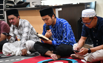 Staf Bawaslu Kabupaten Semarang, Noor M. Nasyar melantunkan Ayat Suci Al  Qur'an pada kegiatan Tadaruz tanggal 19 Februari 2025.