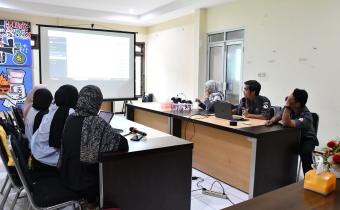 Staf Sub Bagian Pengawasan Pemilu dan Humas, Noor M. Nasyar, menyampaikan materi di kegiatan P2P pada Selasa, 10 Februari 2026.