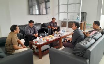 Anggota Bawaslu Kabupaten Semarang, Nurkus Budiyantomo (kemeja abu-abu) saat konsolidasi demokrasi dengan KPU Kabupaten Semarang, Senin 26 Januari 2026