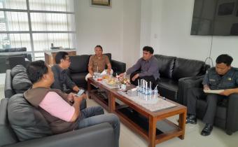 Anggota Bawaslu Kabupaten Semarang, Nurkus Budiyantomo (dua dari kanan), dalam obrolan konsolidasi demokrasi di KPU Kabupaten Semarang, Senin 26 Januari 2026