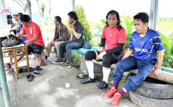 Ketua Bawaslu Kabupaten Semarang, Agus Riyanto (baju merah) saat berbincang konsolidasi dengan komunitas sepak bola, Jumat 30 Januari 2026