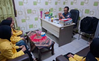Kepala Sekretariat Bawaslu Kabupaten Semarang, Marjiono (tengah) saat menerima praktik kerja lapangan dari Universitas Negeri Semarang, Senin 2 Februari 2026