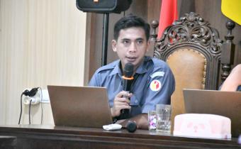 Anggota Bawaslu Kabupaten Semarang Divisi Pencegahan, Parmas dan Humas, Muharom Al Rosyid saat menyampaikan arahan pada kegiatan rapat rutin seninan, 2 Februari 2026