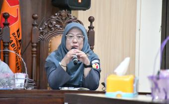 Anggota Bawaslu Kabupaten Semarang Divisi SDMO dan Diklat, Fithriyah saat menyampaikan arahan pada kegiatan rapat rutin seninan, 2 Februari 2026