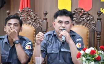 Anggota Bawaslu Kabupaten Semarang Divisi Penanganan Pelanggaran dan Datin, Nurkus Budiyantomo (kanan) saat memberikan arahan pada kegiatan rapat seninan, 2 Februari 2026