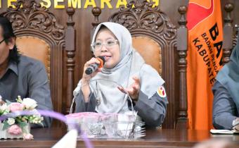 Anggota Bawaslu Kabupaten Semarang Divisi Hukum dan Penyelesaian Sengketa, Ummi Nu'amah saat menyampaikan arahan dalam rapat seninan, 2 Februari 2026