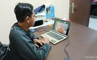 Anggota Bawaslu Kabupaten Semarang, Muharom Al Rosyid, mengikuti zoom meeting Sosialisasi Ngabuburit Pengawasan pada Kamis, 12 Februari 2026.