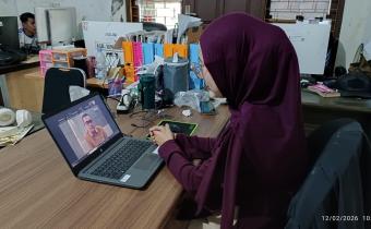 Kasubag Pengawasan Pemilu dan Humas Widya Astuti mengikuti Sosialisasi Ngabuburit Pengawasan secara daring melalui Zoom, Kamis (12/2/2026).