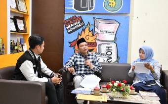 Kordiv Hukum dan Penyelesaian Sengketa Bawaslu Kabupaten Semarang, Ummi Nu'amah, S.Pd., bersama Mohammad Talkhis, S.Pd. Selaku anggota KPU Kabupaten Semarang Bidang Teknis Penyelenggaraan Pemilu Saat menjadi Narasumber Podcast Bawasantai yang tayang di Kanal Youtube Bawaslu Kabupaten Semarang Jumat, (27/02/2026)