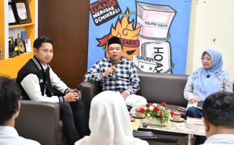 Kordiv Hukum dan Penyelesaian Sengketa Bawaslu Kabupaten Semarang, Ummi Nu'amah, S.Pd. bersama Mohammad Talkhis, S.Pd. Selaku anggota KPU Kabupaten Semarang Bidang Teknis Penyelenggaraan Pemilu Saat menjadi Narasumber Podcast Bawasantai yang tayang di Kanal Youtube Bawaslu Kabupaten Semarang Jumat, (27/02/2026)