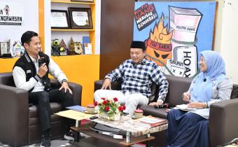 Kordiv Hukum dan Penyelesaian Sengketa Bawaslu Kabupaten Semarang, Ummi Nu'amah, S.Pd. bersama Mohammad Talkhis, S.Pd. Selaku anggota KPU Kabupaten Semarang Bidang Teknis Penyelenggaraan Pemilu Saat menjadi Narasumber Podcast Bawasantai yang tayang di Kanal Youtube Bawaslu Kabupaten Semarang Jumat, (27/02/2026)