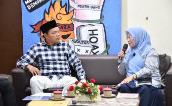 Kordiv Hukum dan Penyelesaian Sengketa Bawaslu Kabupaten Semarang, Ummi Nu'amah, S.Pd., bersama Mohammad Talkhis, S.Pd. Selaku anggota KPU Kabupaten Semarang Bidang Teknis Penyelenggaraan Pemilu Saat menjadi Narasumber Podcast Bawasantai yang tayang di Kanal Youtube Bawaslu Kabupaten Semarang Jumat, (27/02/2026)