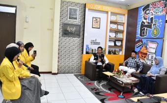 Mahasiswa Unnes Saat memberikan Pertanyaan Kepada Narasumber Pada Podcast Bawasantai Pemutakhiran Data Partai Politik Berkelanjutan yang tayang di Kanal Youtube Bawaslu Kabupaten Semarang, Jumat (27/02/2026)