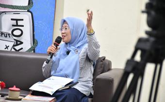 Kordiv Hukum dan Penyelesaian Sengketa Bawaslu Kabupaten Semarang, Ummi Nu'amah, S.Pd. Saat menjadi Narasumber Podcast Bawasantai yang tayang di Kanal Youtube Bawaslu Kabupaten Semarang Jumat, (27/02/2026)