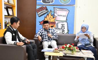 Kordiv Hukum dan Penyelesaian Sengketa Bawaslu Kabupaten Semarang, Ummi Nu'amah, S.Pd. bersama Mohammad Talkhis, S.Pd. Selaku anggota KPU Kabupaten Semarang Bidang Teknis Penyelenggaraan Pemilu Saat menjadi Narasumber Podcast Bawasantai yang tayang di Kanal Youtube Bawaslu Kabupaten Semarang Jumat, (27/02/2026)